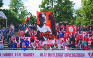 Fanchoreo für die scheidende Nr. 1, Niklas Wollert.