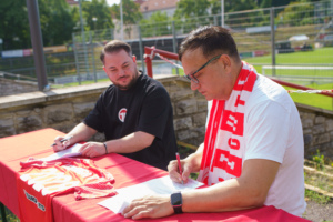 Lichtenbergs Präsident Michael Grunst (r.) und Jan Gaugel, Area Manager Teamsport Force Region Berlin/Brandenburg, bei der Unterzeichnung der Verträge.