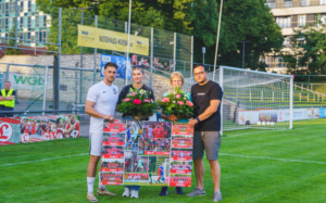 Michael Grunst (r.) überreicht Niklas Wollert eine Foto-Collage aus all seinen Jahren in Lichtenberg. Mit dabei sind Wollerts Mutti und seien Lebensgefährtin. Foto: Mike Menzel