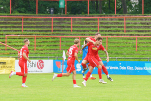 Siegtorschütze Hannes Graf wird von den Kollegen bejubelt.
