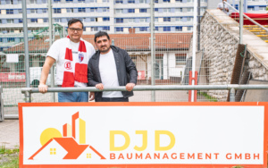 Lichtenbergs Präsident Michael Grunst und Zahar Ali von DJD Baumanegement im "Zoschke" vo der Bande der Firma. 