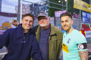 Niklas Wollert im Gespräch mit den Fans. Foto: Mike Menzel