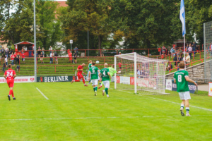 Sebatian Reiniger köpft ein zum 3:1 gegen Ahrensfelde. Foto: Mike Menzel