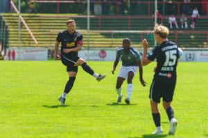 Kevin Owczarekzieht aus der Distanz ab gegen den BFC Dynamo.