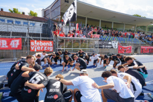 Lichtenbergs Spieler zelebrieren den 3:1-Erfolg beim FC Viktoria. Foto: Mike Menzel 