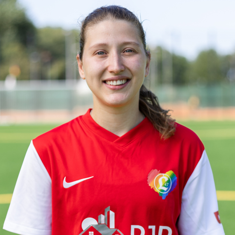 LeaStiller-scaled-e1727097745666-768x768