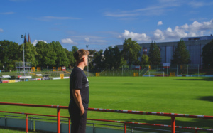 Nick Graupner - kommt vom FSV Luckenwalde zu Lichtenberg 47 - blickt auf da "Zoschke". Foto: Mike Menzel