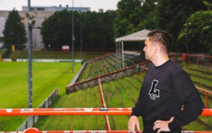 Christian Gawe schaut auf seine Spielwiese - das "Zoschke".