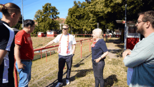 Sascha Amler und Beate Teyka von Vonovia und Robin Beyer von Deutsche Wohnen beim Stadionrundgang mit Michael Grunst. Bildquelle: Vonovia/Offenblende